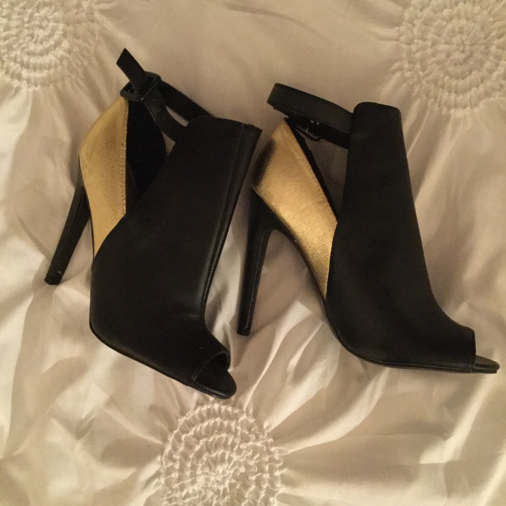 NWT Peep toe booties